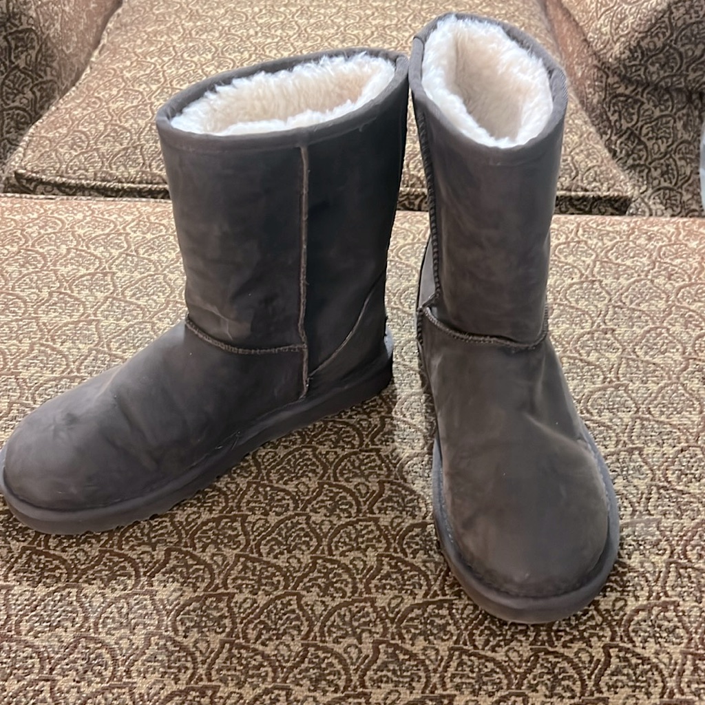 Ugg Brown Classic Short Boot Women’s Size 7- Like New